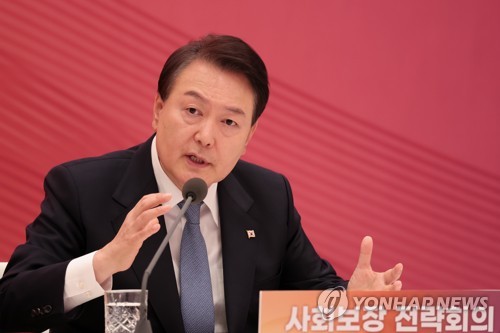 (서울=연합뉴스) 진성철 기자 = 윤석열 대통령이 31일 청와대 영빈관에서 열린 사회보장 전략회의에서 발언하고 있다. 2023.5.31  [대통령실 제공. 재판매 및 DB 금지] zjin@yna.co.kr