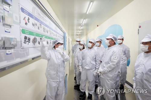 삼성SDI 헝가리 공장에 방문객들이 둘러보는 모습