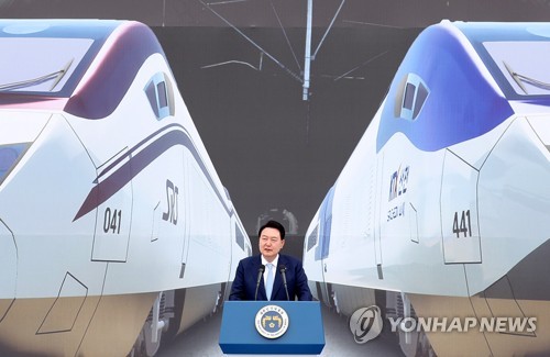 (청주=연합뉴스) 임헌정 기자 = 윤석열 대통령이 7일 충북 청주시 청원구 문화제조창 중앙광장에서 열린 평택-오송 고속철도 2복선화 사업 착공 기념식에서 기념사를 하고 있다. 2023.6.7 [대통령실통신사진기자단] kane@yna.co.kr