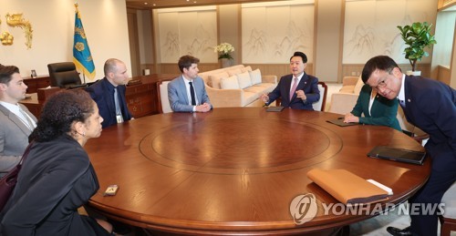 (서울=연합뉴스) 진성철 기자 = 윤석열 대통령이 9일 서울 용산 대통령실에서 생성형 인공지능(AI) 챗GPT 개발사인 오픈AI의 샘 올트먼 최고경영자(왼쪽 네번째), 그레그 브록먼 공동창업자(왼쪽 세번째) 등을 접견하고 있다. 2023.6.9 zjin@yna.co.kr