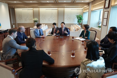 (서울=연합뉴스) 진성철 기자 = 윤석열 대통령이 9일 서울 용산 대통령실에서 생성형 인공지능(AI) 챗GPT 개발사인 오픈AI의 샘 올트먼 최고경영자, 그레그 브록먼 공동창업자 등을 접견하고 있다. 2023.6.9  [대통령실 제공. 재판매 및 DB 금지] zjin@yna.co.kr