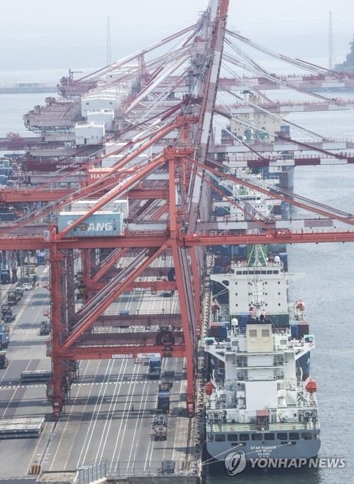 수출, 5개월째 플러스…對中 수출 2개월만에 감소(종합)_이효지