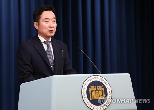 (서울=연합뉴스) 진성철 기자 = 이도운 대통령실 대변인이 12일 서울 용산 대통령실에서 브리핑하고 있다. 2023.6.12 zjin@yna.co.kr