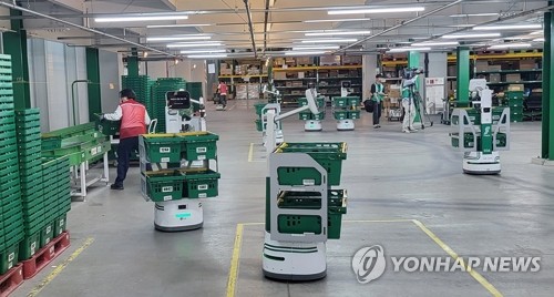물류센터에서 물건 나르는 AMR