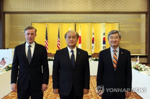(서울=연합뉴스) 임헌정 기자 = 조태용 국가안보실장(오른쪽)이 15일 일본 도쿄에서 열린 한미일 안보실장회의에서 제이크 설리번 미국 국가안보보좌관(왼쪽), 아키바 다케오 일본 국가안전보장국장과 기념촬영을 하고 있다. 2023.6.15 [대통령실 제공. 재판매 및 DB 금지] kane@yna.co.kr