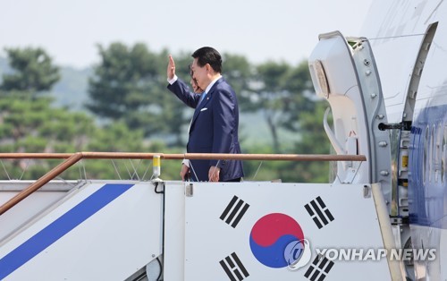(성남=연합뉴스) 진성철 기자 = 프랑스·베트남을 방문하는 윤석열 대통령과 김건희 여사가 19일 성남 서울공항에서 출국하며 공군 1호기에 올라 손을 들어 인사하고 있다. 2023.6.19 zjin@yna.co.kr