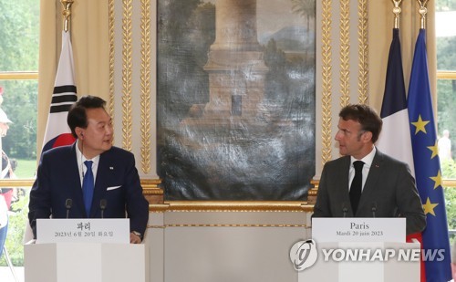 (파리=연합뉴스) 진성철 기자 = 윤석열 대통령이 20일(현지시간) 파리 엘리제궁에서 열린 에마뉘엘 마크롱 프랑스 대통령과의 한·프랑스 공동 언론발표에서 발언하고 있다. 2023.6.20 zjin@yna.co.kr