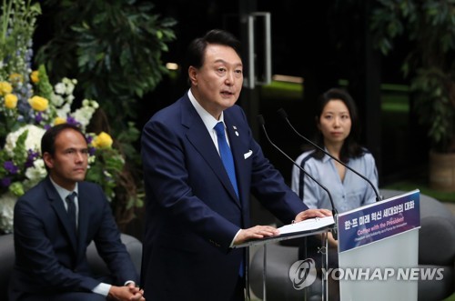 (파리=연합뉴스) 임헌정 기자 = 윤석열 대통령이 20일(현지시간) 파리에 위치한 세계 최대 스타트업 캠퍼스인 '스테이션 에프(F)' 에서 열린 한·프랑스 미래혁신세대와의 대화에서 발언하고 있다. 2023.6.21 zjin@yna.co.kr