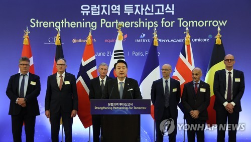 (파리=연합뉴스) 임헌정 기자 = 윤석열 대통령이 21일(현지시간) 프랑스 파리의 한 호텔에서 열린 유럽지역 투자신고식에서 모두발언을 하고 있다. 뒷줄 왼쪽부터 야콥 베루엘 폴슨 CIP 최고경영자, 마틴 큐퍼스 콘티넨탈 코리아 대표, 욘 에릭 라인하르드센 에퀴노르 이사회 의장, 알레산드로 다짜 이메리스 최고경영자, 무사 마호메드 나일라캐스트 그룹 회장, 부트 기요트 유미코아 부회장. 2023.6.21 kane@yna.co.kr
