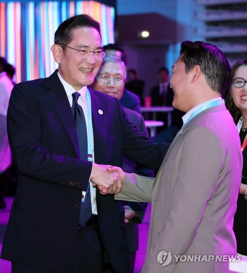 (파리=연합뉴스) 임헌정 기자 = 이재용 삼성전자 회장과 가수 싸이가 21일(현지시간) 프랑스 파리 이시레몰리노의 한 스포츠센터에서 열린 2030 부산세계박람회 공식 리셉션에서 만나 인사를 나누고 있다. 2023.6.21 kane@yna.co.kr