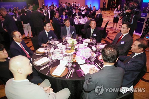 (하노이=연합뉴스) 임헌정 기자 = 이재용 삼성전자 회장(오른쪽 두번째)이 22일(현지시간) 베트남 하노이 한 호텔에서 열린 동행 경제인 만찬 간담회에 참석하고 있다. 오른쪽은 김병준 전경련 회장 직무대행, 왼쪽 두번째는 추경호 경제부총리 겸 기획재정부 장관. 2023.6.22 kane@yna.co.kr