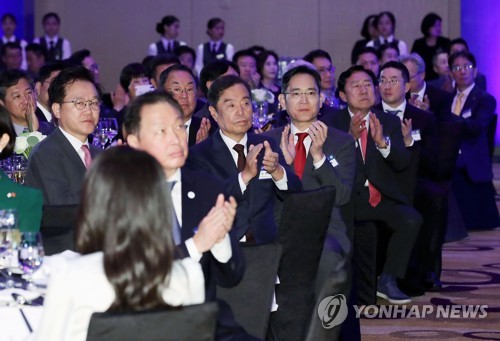 (하노이=연합뉴스) 임헌정 기자 = 최태원 SK그룹 회장(대한상의 회장.앞줄 왼쪽 두번째부터), 김병준 전경련 회장 직무대행, 이재용 삼성전자 회장, 김기문 중소기업중앙회장, 구광모 LG그룹 회장이 22일(현지시간) 하노이 한 호텔에서 열린 동행 경제인 만찬 간담회에서 윤석열 대통령의 격려사에 박수치고 있다. 2023.6.22 kane@yna.co.kr