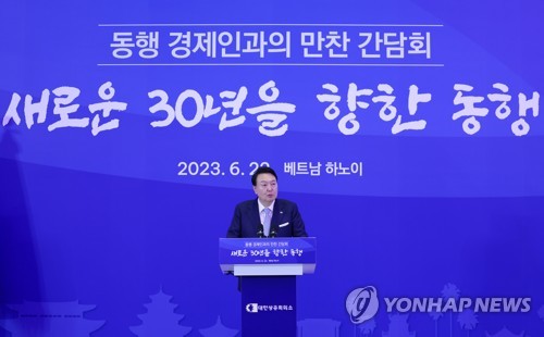 (하노이=연합뉴스) 임헌정 기자 = 베트남을 국빈 방문 중인 윤석열 대통령이 22일(현지시간) 하노이 한 호텔에서 열린 동행 경제인 만찬 간담회에서 격려사를 하고 있다.  2023.6.23 [공동취재] kane@yna.co.kr