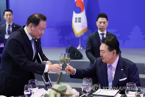 (하노이=연합뉴스) 임헌정 기자 = 베트남을 국빈 방문 중인 윤석열 대통령이 22일(현지시간) 하노이 한 호텔에서 열린 동행 경제인 만찬 간담회에서 대한상의 회장인 최태원 SK 그룹 회장과 건배하고 있다.  2023.6.22 kane@yna.co.kr