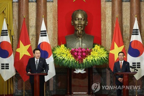 (하노이=연합뉴스) 임헌정 기자 = 베트남을 국빈 방문한 윤석열 대통령이 23일(현지시간) 하노이 주석궁에서 열린 보 반 트엉 베트남 국가주석과의 한·베트남 정상 공동 언론발표에서 발언하고 있다.  2023.6.23 kane@yna.co.kr