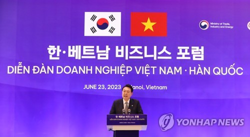 (하노이=연합뉴스) 임헌정 기자 = 윤석열 대통령이 23일 하노이 한 호텔에서 열린 한·베트남 비즈니스포럼에서 축사를 하고 있다. 2023.6.23 kane@yna.co.kr