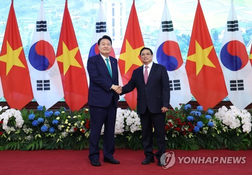 (하노이=연합뉴스) 임헌정 기자 = 베트남을 국빈 방문 중인 윤석열 대통령이 23일 하노이 총리실에서 팜 민 찐 베트남 총리와 악수하고 있다. 2023.6.23 kane@yna.co.kr