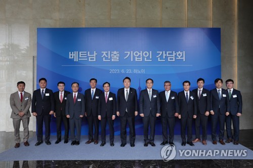 (하노이=연합뉴스) 임헌정 기자 = 베트남을 국빈 방문 중인 윤석열 대통령이 23일(현지시간) 하노이 한 호텔에서 열린 베트남 진출 기업인 오찬 간담회에서 기념촬영을 하고 있다. 2023.6.23 [공동취재] kane@yna.co.kr
