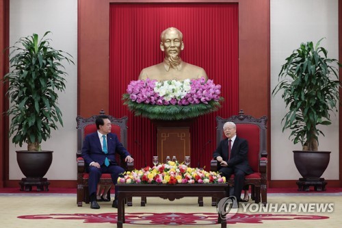 (하노이=연합뉴스) 진성철 기자 = 베트남을 국빈 방문 중인 윤석열 대통령이 23일(현지시간) 하노이에서 베트남 권력 서열 1위인 응우옌 푸 쫑 공산당 서기장과 면담하고 있다. 2023.6.23 [공동취재] zjin@yna.co.kr