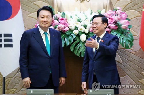 (하노이=연합뉴스) 진성철 기자 = 베트남을 국빈 방문 중인 윤석열 대통령이 23일(현지시간) 하노이 국회의사당에서 브엉 딩 후에 베트남 국회의장과 면담에 앞서 기념촬영을 한 뒤 자리를 안내받고 있다. 2023.6.23 zjin@yna.co.kr