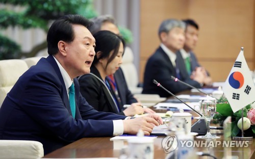(하노이=연합뉴스) 진성철 기자 = 베트남을 국빈 방문 중인 윤석열 대통령이 23일(현지시간) 하노이 국회의사당에서 브엉 딩 후에 베트남 국회의장과 면담하고 있다. 2023.6.23 zjin@yna.co.kr