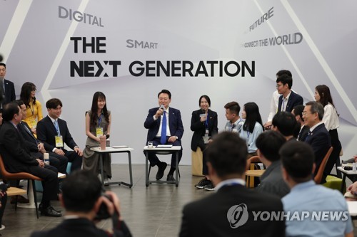 (하노이=연합뉴스) 진성철 기자 = 윤석열 대통령이 24일 하노이 삼성전자 R&D센터에서 열린 한·베트남 디지털 미래세대와의 대화에서 인사말을 하고 있다. 2023.6.24  [공동취재] zjin@yna.co.krr