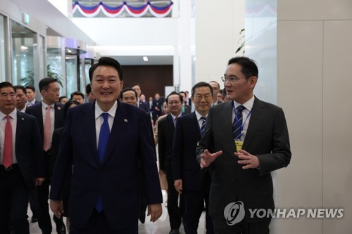 (하노이=연합뉴스) 진성철 기자 = 윤석열 대통령과 이재용 삼성전자 회장이 24일 하노이 삼성전자 R&D 센터에서 열린 한·베트남 디지털 미래세대와의 대화에 참석하기 위해 이동하며 대화하고 있다. 2023.6.24 [공동취재] zjin@yna.co.kr