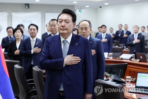 (서울=연합뉴스) 임헌정 기자 = 윤석열 대통령이 27일 서울 용산 대통령실 청사에서 열린 국무회의에서 국기에 경례하고 있다. 2023.6.27 kane@yna.co.kr