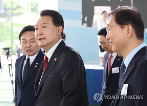 (고양=연합뉴스) 진성철 기자 = 윤석열 대통령이 30일 경기 고양시 어울림누리 별무리경기장에서 열린 '서해선 대곡-소사 복선전철' 개통 기념식을 마친 뒤 이동하며 원희룡 국토교통부 장관과 대화하고 있다. 2023.6.30 zjin@yna.co.kr