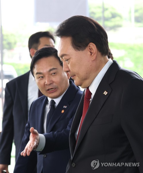 (고양=연합뉴스) 진성철 기자 = 윤석열 대통령이 30일 경기 고양시 어울림누리 별무리경기장에서 열린 '서해선 대곡-소사 복선전철' 개통 기념식을 마친 뒤 이동하며 원희룡 국토교통부 장관과 대화하고 있다. 2023.6.30 zjin@yna.co.kr