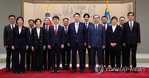(서울=연합뉴스) 임헌정 기자 = 윤석열 대통령이 3일 서울 용산 대통령실 청사에서 김완섭 기획재정부 2차관, 조성경 과기정통부 1차관, 장미란 문화체육관광부 2차관 등 신임 차관들에게 임명장을 수여한 뒤 기념촬영을 하고 있다. 2023.7.3 [대통령실통신사진기자단] kane@yna.co.kr