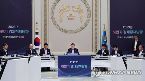 (서울=연합뉴스) 임헌정 기자 = 윤석열 대통령이 4일 청와대 영빈관에서 열린 2023년 하반기 경제정책 방향에 관한 제18차 비상경제민생회의에서 발언하고 있다. 2023.7.4 kane@yna.co.kr