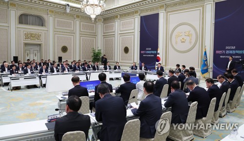 (서울=연합뉴스) 임헌정 기자 = 윤석열 대통령이 4일 청와대 영빈관에서 2023년 하반기 경제정책 방향에 관한 제18차 비상경제민생회의를 주재하고 있다. 2023.7.4 kane@yna.co.kr