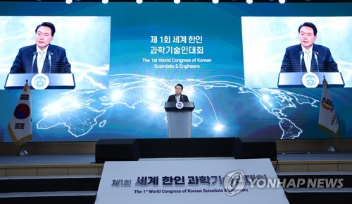 (서울=연합뉴스) 임헌정 기자 = 윤석열 대통령이 5일 서울 강남구 역삼동 한국과학기술회관에서 열린 제1회 세계 한인 과학기술인 대회 개회식에서 격려사를 하고 있다. 2023.7.5 kane@yna.co.kr