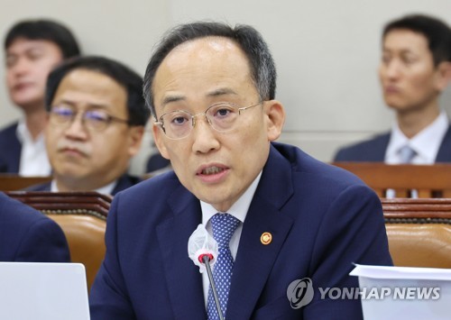 (서울=연합뉴스) 이정훈 기자 = 추경호 부총리 겸 기획재정부 장관이 5일 오후 국회에서 열린 기획재정위원회 전체회의에서 의원질의에 답변하고 있다. 2023.7.5 uwg806@yna.co.kr