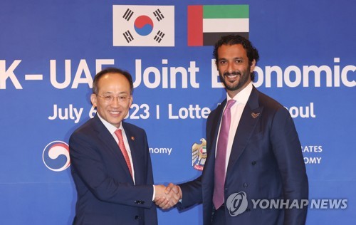(서울=연합뉴스) 신준희 기자 = 6일 소공동 롯데호텔에서 열린 제8차 한-UAE 경제공동위원회 회의를 앞둔 추경호 경제부총리 겸 기획재정부 장관과 압둘라 빈 UAE 경제부 장관이 악수를 하고 있다. 2023.7.6 hama@yna.co.kr