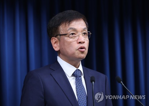 (서울=연합뉴스) 임헌정 기자 = 최상목 대통령실 경제수석이 6일 서울 용산 대통령실 청사에서 윤석열 대통령의 리투아니아 북대서양조약기구(NATO·나토) 정상회의 참석 및 폴란드 방문 관련 주요 경제일정 및 예상 성과 등을 브리핑하고 있다. 2023.7.6 kane@yna.co.kr