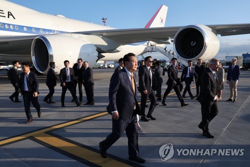 (빌뉴스[리투아니아]=연합뉴스) 임헌정 기자 = 북대서양조약기구(NATO·나토) 정상회의에 참석하는 윤석열 대통령이 10일 오후(현지시간) 리투아니아 빌뉴스 국제공항에 도착, 전용기인 공군 1호기에서 내린 뒤 차량으로 향하고 있다. 윤 대통령은 4박 6일간의 일정으로 리투아니아·폴란드를 순방한다. 2023.7.11 kane@yna.co.kr