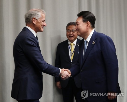 (빌뉴스[리투아니아]=연합뉴스) 임헌정 기자 = 북대서양조약기구(NATO·나토) 정상회의에 참석하는 윤석열 대통령이 11일 빌뉴스 나토 정상회의장에서 열린 한·노르웨이 정상회담에서 요나스 가르 스퇴레 노르웨이 총리와 악수하고 있다.  2023.7.11 kane@yna.co.kr