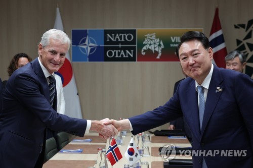 (빌뉴스[리투아니아]=연합뉴스) 임헌정 기자 = 북대서양조약기구(NATO·나토) 정상회의에 참석하는 윤석열 대통령이 11일 빌뉴스 나토 정상회의장에서 가진 요나스 가르 스퇴레 노르웨이 총리와의 정상 회담에서 악수하고 있다.  2023.7.11 [공동취재] kane@yna.co.kr