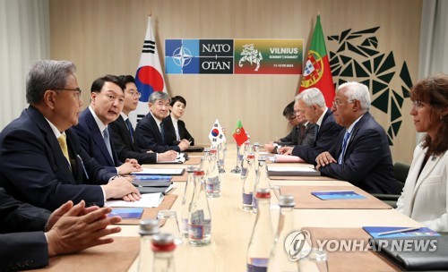 (빌뉴스[리투아니아]=연합뉴스) 임헌정 기자 = 북대서양조약기구(NATO·나토) 정상회의에 참석하는 윤석열 대통령이 11일 빌뉴스 나토 정상회의장에서 안토니우 코스타 포트투갈 총리와 정상회담을 하고 있다.  2023.7.11 kane@yna.co.kr