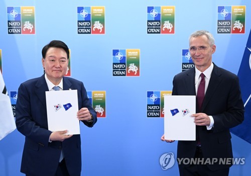 (빌뉴스[리투아니아]=연합뉴스) 임헌정 기자 = 북대서양조약기구(NATO·나토) 정상회의에 참석하는 윤석열 대통령이 11일 빌뉴스 나토 정상회의장에서 가진 옌스 스톨텐베르그 나토 사무총장과의 면담에서 개별 맞춤형 파트너십 프로그램(ITPP)을 체결한 뒤 기념촬영을 하고 있다. 2023.7.11 [공동취재] kane@yna.co.kr