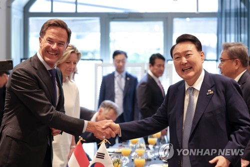 (빌뉴스[리투아니아]=연합뉴스) 진성철 기자 = 북대서양조약기구(NATO·나토) 정상회의에 참석하는 윤석열 대통령이 11일 빌뉴스 시내 한 식당에서 가진 마르크 뤼터 네덜란드 총리와의 오찬 회담에서 악수하고 있다. 2023.7.11 [공동취재] zjin@yna.co.kr