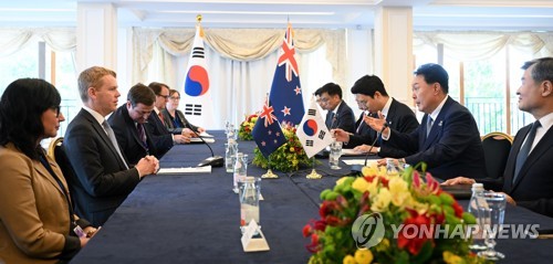 (빌뉴스[리투아니아]=연합뉴스) 임헌정 기자 = 북대서양조약기구(NATO·나토) 정상회의 참석차 리투아니아를 방문 중인 윤석열 대통령이 11일 빌뉴스 한 호텔에서 크리스 힙킨스 뉴질랜드 총리와 한·뉴질랜드 정상회담을 하고 있다. 2023.7.11 [공동취재] kane@yna.co.kr