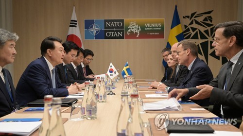 (빌뉴스[리투아니아]=연합뉴스) 임헌정 기자 = 북대서양조약기구(NATO·나토) 정상회의 참석차 리투아니아를 방문 중인 윤석열 대통령이 11일(현지시간) 빌뉴스 나토 정상회의장에서 울프 크리스테르손 스웨덴 총리와 정상 회담을 하고 있다. 2023.7.12 kane@yna.co.kr