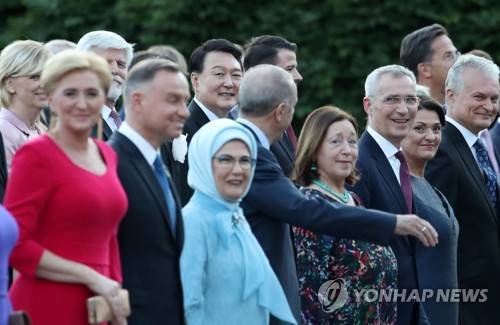 (빌뉴스[리투아니아]=연합뉴스) 진성철 기자 = 북대서양조약기구(NATO·나토) 정상회의에 참석한 윤석열 대통령이 11일(현지시간) 빌뉴스 대통령궁에서 열린 리투아니아 대통령 주최 공식만찬에서 각국 정상들과 함께 기념 촬영을 하고 있다.  2023.7.12 zjin@yna.co.kr