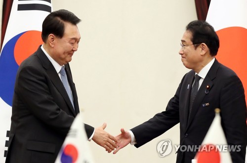 (빌뉴스[리투아니아]=연합뉴스) 임헌정 기자 = 북대서양조약기구(NATO·나토) 정상회의 참석차 리투아니아를 방문 중인 윤석열 대통령이 12일 빌뉴스 한 호텔에서 열린 한일 정상회담에서 기시다 후미오 일본 총리와 악수하고 있다. 2023.7.12 kane@yna.co.kr