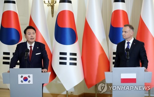 (바르샤바=연합뉴스) 임헌정 기자 = 폴란드를 공식 방문 중인 윤석열 대통령이 13일(현지시간) 바르샤바 대통령궁에서 안제이 두다 폴란드 대통령과의 한·폴란드 정상회담 공동언론발표에서 발언하고 있다. 2023.7.13 kane@yna.co.kr