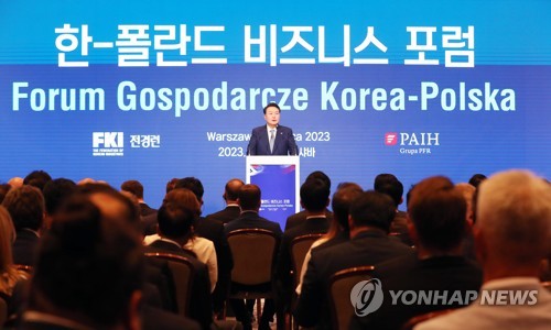 (바르샤바=연합뉴스) 임헌정 기자 = 폴란드를 공식 방문 중인 윤석열 대통령이 14일(현지시간) 바르샤바 한 호텔에서 열린 한·폴란드 비즈니스 포럼에서 축사하고 있다. 2023.7.14 kane@yna.co.kr