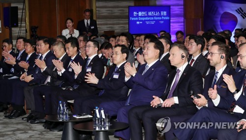 (바르샤바=연합뉴스) 임헌정 기자 = 폴란드를 공식 방문 중인 윤석열 대통령이 14일(현지시간) 바르샤바 한 호텔에서 열린 한·폴란드 비즈니스 포럼에서 박수치고 있다. 2023.7.14 kane@yna.co.kr